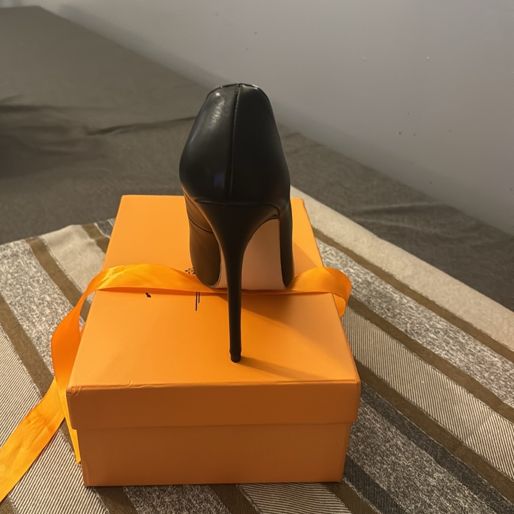 Ladies dress shoe by Up2Step, size 9, black pointed toe - Picture 3 of 5